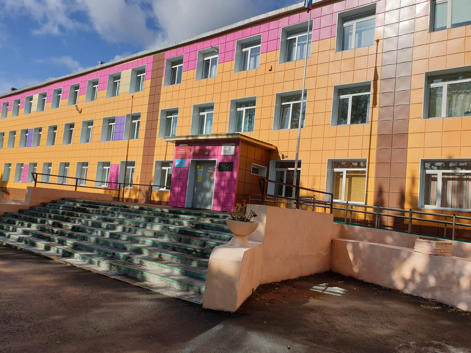 Главный вход школы